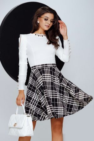 Fusta midi Fofy alb-negru in clos cu carouri si buzunare laterale 1