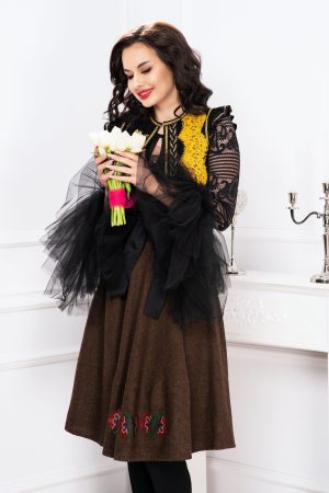Fusta Venezia traditionala din lana maro in clos cu motive florale brodate 1