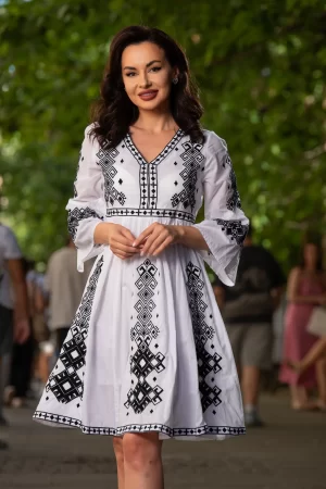 Rochie traditionala alba din bumbac cu broderie neagra Simona 1