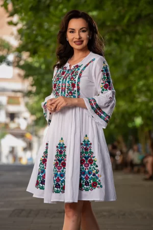 Rochie traditionala alba din bumbac Violeta cu maneca tip clopot si broderie florala 1