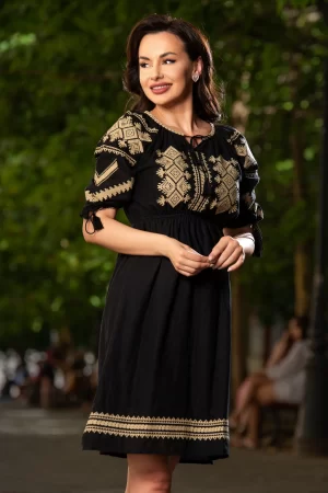 Rochie traditionala neagra in clos Dana cu motive romanesti brodate 1