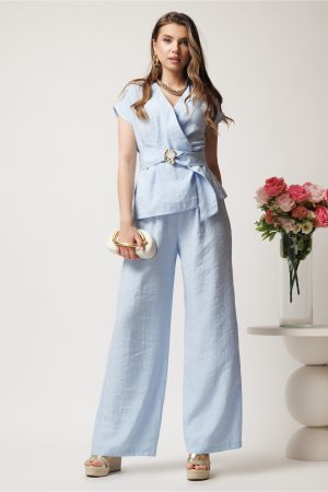 Compleu bleu din doua piese cu pantaloni lejeri si bluza cu decolteu si cordon in talie