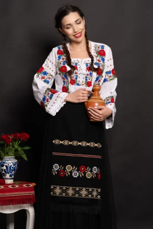 Fota traditionala Adina cu broderie bej si motive florale