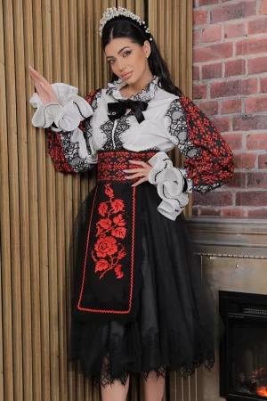 Fota traditionala Flori de Sânziene cu broderie rosie