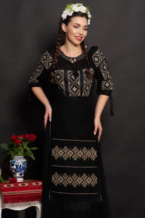 Fota traditionala Nadia brodata cu simbolul rombului