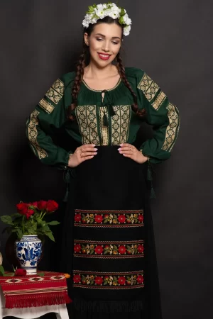 Fota traditionala Sabrina cu flori brodate