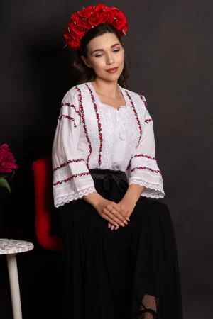 Ie bucovineana alba din bumbac cu floricele brodate