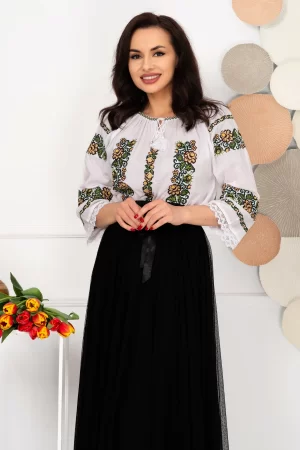 Ie dama alba din bumbac Iolanda cu bujori brodati