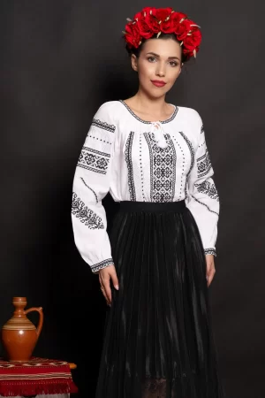 Ie dama alba din bumbac Margarita cu simboluri populare brodate