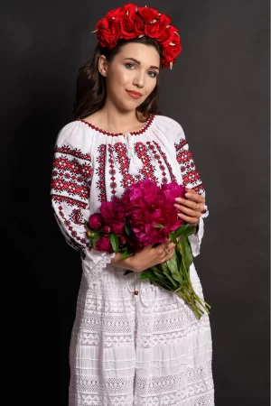 Ie dama alba Eliana cu motive traditionale brodate