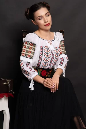 Ie dama alba Zenovia cu motive traditionale brodate