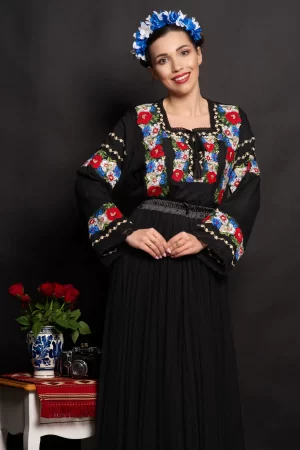 Ie dama neagra Luminita cu flori de mac brodate