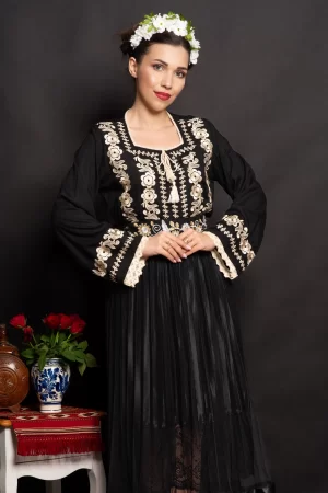 Ie dama neagra traditionala Marcela cu flori bej brodate