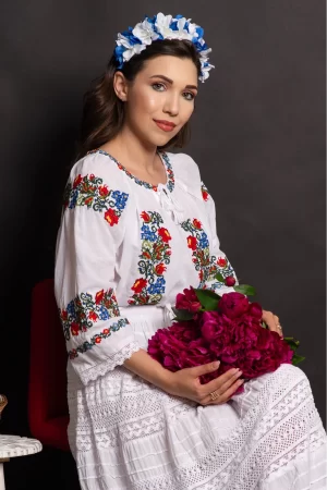 Ie dama traditionala alba Carla din bumbac cu trandafiri brodati