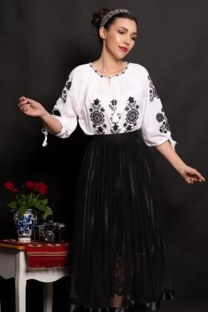 Ie dama traditionala din bumbac Lucretia cu flori negre brodate