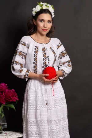 Ie dama traditionala Emiliana cu flori brodate