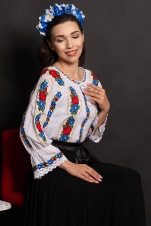 Ie dama traditionala Felicidad din bumbac cu trandafiri rosii si albastri