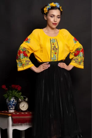 Ie dama traditionala galbena Iustina cu simbolul trandafirului