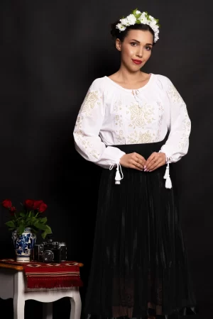 Ie dama traditionala Iunia cu broderie aurie