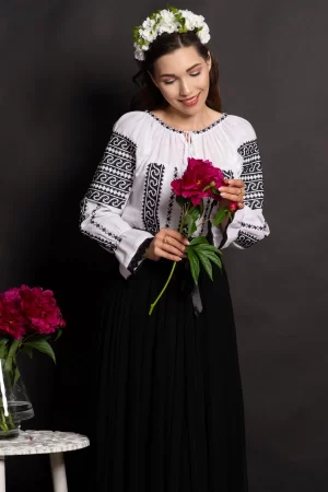 Ie dama transilvaneana Isaura cu broderie traditionala