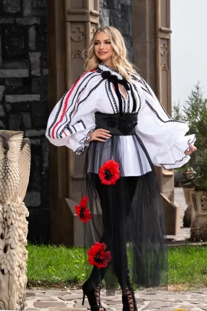 Ie Dobrogeana cu maneci extravagante