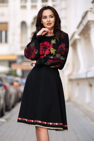 Ie neagra din vascoza cu flori rosii brodate