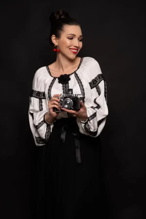 Ie stilizata alba cu broderie neagra aplicata si floare 3D