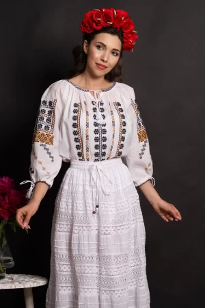 Ie traditionala alba Elvira din bumbac cu simbolul stelei