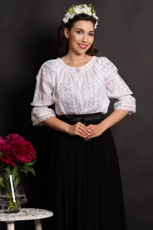 Ie traditionala alba Luisa cu motive argintii si paiete discrete