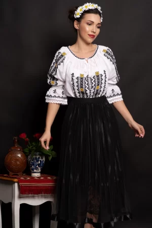 Ie traditionala alba Magdalena cu simbolul crucii brodat