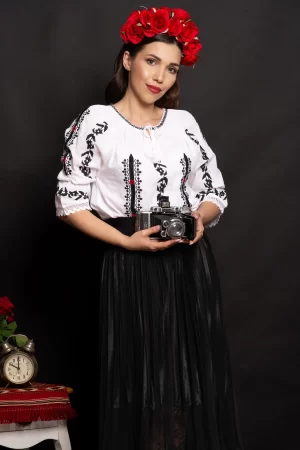 Ie traditionala alba Natalia brodata cu simbolul crucii