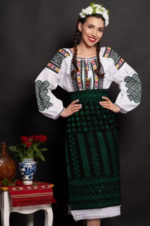 Ie traditionala alba Rebeca brodata cu simbolul stelei