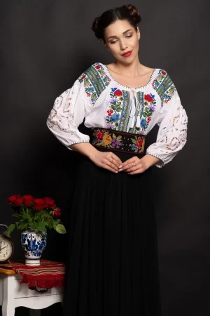 Ie traditionala alba Stefania cu maneci perforate si broderie florala