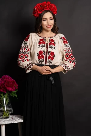 Ie traditionala bej Maribela cu trandafiri brodati