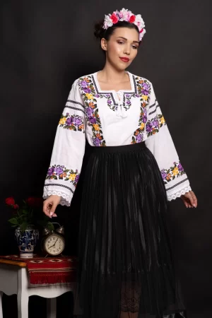 Ie traditionala Bucovineana cu anemone brodate