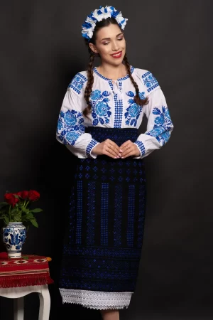 Ie traditionala din bumbac alb Melania cu trandafiri albastri brodati