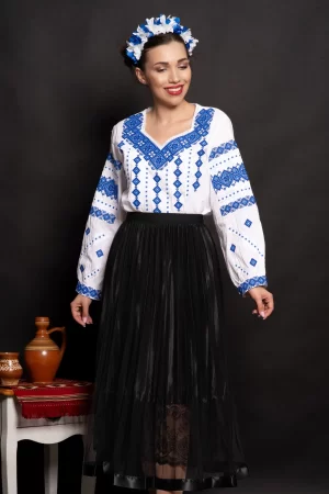 Ie traditionala Lacramioara alba cu broderie albastra cu motivul rombului