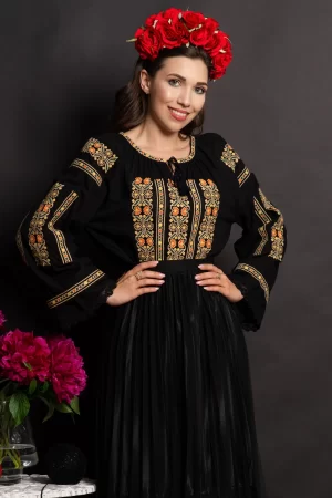 Ie traditionala neagra Lioara cu maneca clopot si broderie florala
