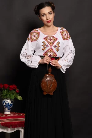 Ie traditionala Pamela cu simbolul rombului si maneci din broderie englezeasca