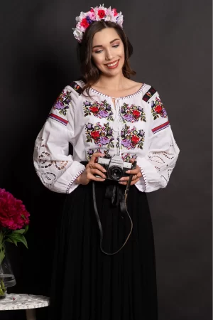 Ie traditionala Sidonia cu maneci perforate si broderie florala