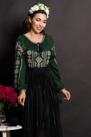 Ie traditionala verde Lenora cu romburi aurii brodate