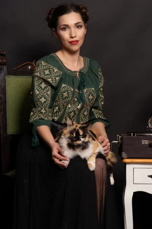 Ie traditionala verde Nadia cu simbolul crucii brodat