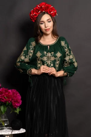 Ie traditionala verde Reyna cu broderie aurie si simbolul rombului