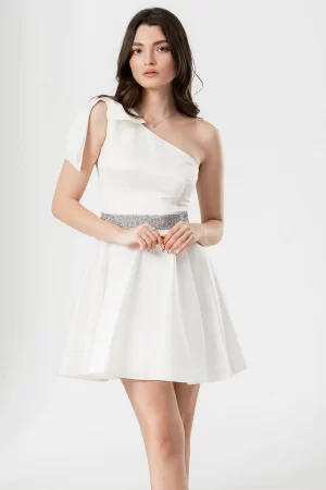 Rochie de ocazie scurta in clos alba cu funda pe umar