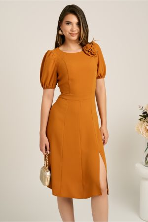 Rochie midi galben mustar din crep in clini cu floare la bust- Moze