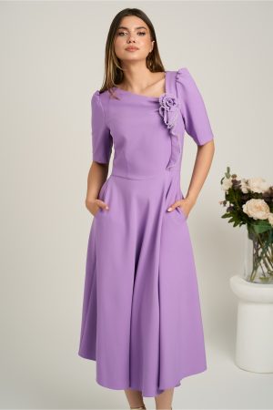 Rochie midi lila din stofa in clos cu floare si margelute- LaDonna