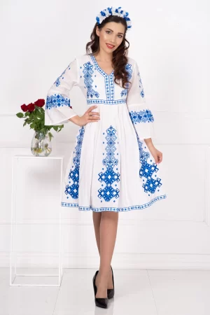 Rochie traditionala in clos Angelica cu broderie albastra si simbolul crucii