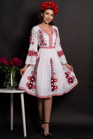 Rochie traditionala in clos Angelica cu broderie rosie si simbolul crucii