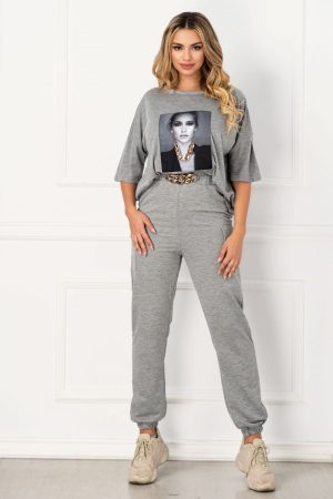 Trening trendy gri cu imprimeu si lant auriu decorativ