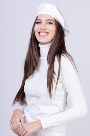 Bereta alba clasica, cu strasuri foarte fine aplicate pe toata suprafata, din bumbac si lana